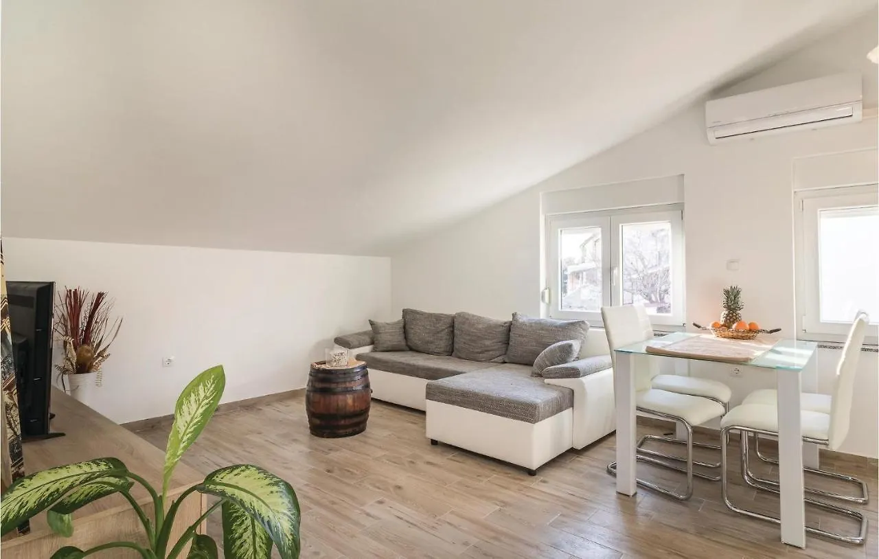 1 Bedroom Awesome Apartment In Pula